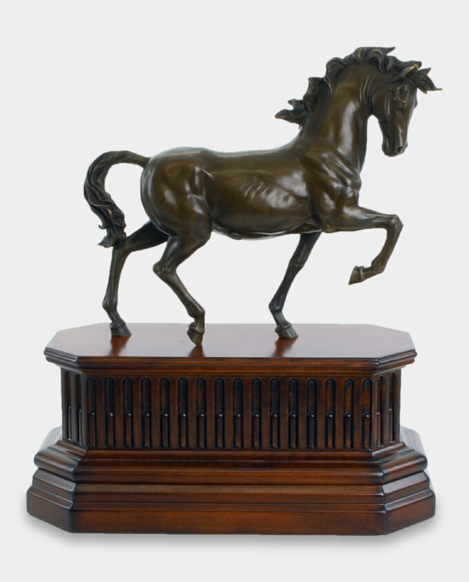 Koń Rzeźba z Brązu na Drewnianej Podstawie