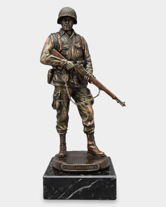 Statuetka Soldier Sculpture on a Stone Base with an Engraving Gift for the Militaryna Kamiennej Podstawie z Grawerem Prezent dla Wojskowego